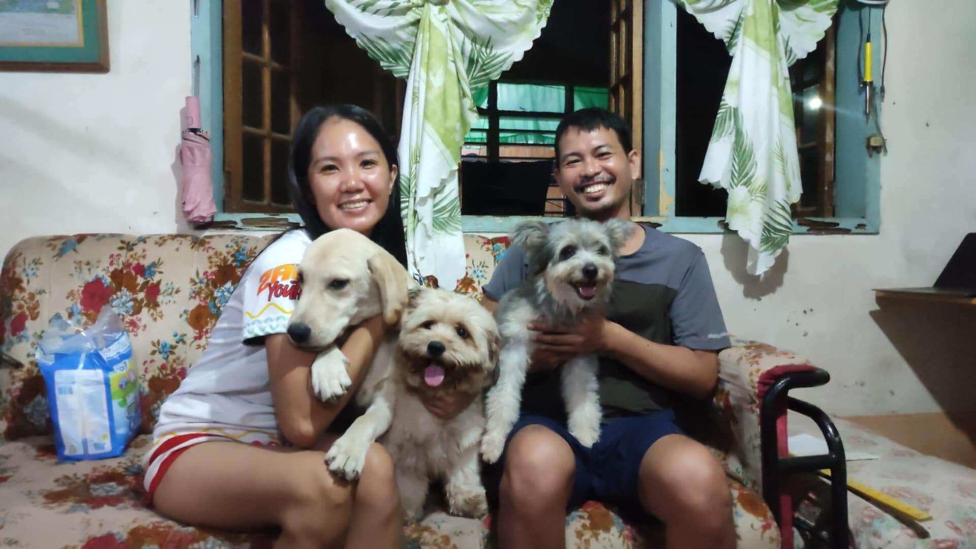 Families with their GuigaPaws puppies